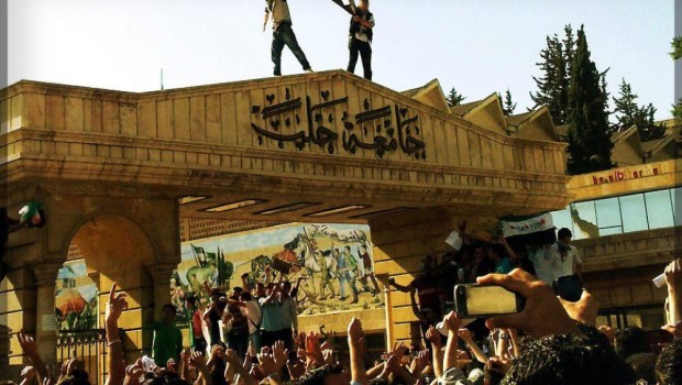  Redazione di Operai Contro, ti invio il Comunicato della Corrente della Sinistra Rivoluzionaria in Siria sul massacro nella regione dell’Est Ghouta risultante dall’uso di armi chimiche da parte del regime di Assad. الفتك بالشعب الثائر واسلحة النظام الكيماوية فجراليوم٢١ آب ٢٠١٣ سقط مئات السوريين٫ وعدد ضخم منهم من الاطفال والنساء ٫ ضحايا لاسلحة فتاكة هي الغازات السامة واستخدام صريح لاسلحة كيماوية . في مناطق الغوطة الشرقية في ريف دمشق٫ وذلك في اطار هجوم عسكري هو الاعنف يشنه النظام منذ صباح اليوم على هذه المناطق. تطول قائمة عذابات وتضحيات جماهير شعبنا منذ اكثر من عامين٫ لم يعد ممكنا عد مئات الاف […]