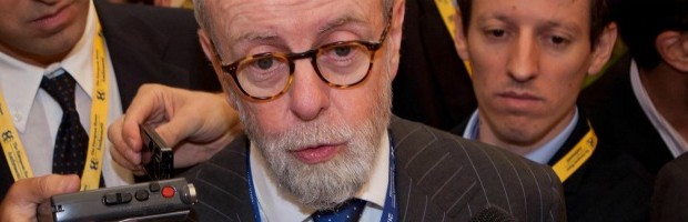 Redazione di operai Contro, tutti i governi hanno sempre regalato alle banche miliardi di euro Servono a pagare le bune uscite ai dirigenti vi invio un articolo del fatto quotidiano ” Uscita lampo di Enrico Cucchiani dal vertice di Intesa Sanpaolo. Nemmeno due anni di sua gestione e l’ex numero uno di Allianz è stato accompagnato alla porta della banca. Una parabola che si è consumata in fretta e con un’accelerazione nelle battute finali, durata soltanto cinque giorni da quando sono uscite le prime indiscrezioni su diversi siti, riprese e ampliate poi anche dalFinancial Times. Le previsioni indicavano che la partita si sarebbe […]