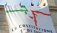 Redazione di Operai Contro, I deputati del M5S hanno occupato, venerdì sera, il tetto della Camera dei Deputati come protesta contro il Ddl per le riforme costituzionali in discussione in queste ore a Montecitorio. I dodici deputati 5 Stelle hanno esposto uno striscione «6X8» calandolo sulla facciata di Montecitorio. La scritta riportata è: «La Costituzione è di tutti». I parlamentari M5S hanno portato con loro dei trolley per poter rimanere ad oltranza: Il programma di lotta è la solita buffonata: «Resteremo qua sopra finchè non cambia qualcosa. La Costituzione è del popolo, non dei partiti. Stiamo sui tetti come […]