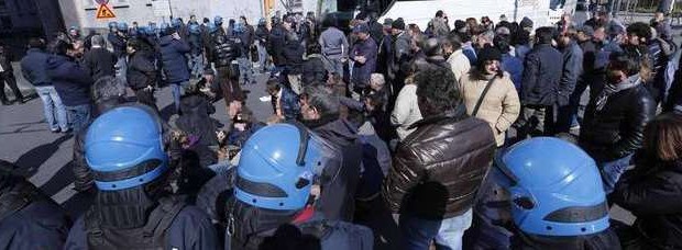 Redazione di operai Contro, basta siamo stanchi della miseria. Basta con questo governo del Pd e Pdl. Questa mattina  lavoratori della «Astir srl», società controllata dalla Regione dichiarata fallita, disoccupati dei «Banchi nuovi», ed aderenti a Centri sociali abbiamo tentato di occupare il Coordinamento regionale del Pdl in piazza Bovio, ma siamo stati respinti dalla polizia. Subito dopo ci siamo spostati in via De Gasperi, davanti agli uffici dell’ assessorato all’ ambiente, dove è stato effettuato un blocco stradale. Di qui siamo partiti in corteo per la sede del Pd in via Santa Brigida, dove ora sono fronteggiati dalla […]