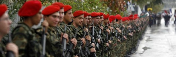 Redazione di Operai Contro, vi invio un articolo che fa capire chiaramente cos’è il salvataggio dei padroni in Grecia: “Altro che piano di salvataggio per la Grecia. I tre memorandum della troika, a cui praticamente secondo tutti gli euroburocrati ne faranno seguito altri, hanno prodotto tagli orizzontali su numerose voci di spesa: con la conseguenza di uno Stato che non ha come far fronte alle esigenze della quotidianità. Si prenda la grande contraddizione rappresentata dal comparto militare dove, mentre fino a un anno fa lo Stato acquistava da Germania e Olanda Leopard, proiettili per carri armati senza contare i costosissimi sottomarini targati Siemens e Thyssen, oggi si registra una drammatica carenze di abbigliamento e calzature per i militari ellenici: la […]