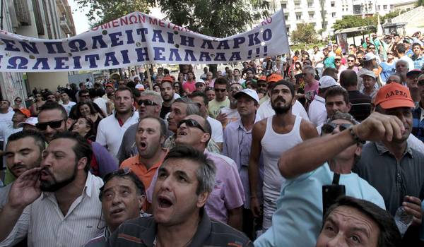 Ancora un record per la disoccupazione nei 17 Paesi dell’Eurozona: a marzo i senza lavoro erano 19,21 milioni, pari al 12,1% della popolazione attiva, contro il 12% registrato a febbraio. Lo ha reso noto Eurostat. L’Italia, con il suo 38,4% di giovani senza lavoro, e’ al top in Europa preceduta solo da Grecia e Spagna. Nell’insieme dei 27 Paesi Ue la disoccupazione e’ invece rimasta stabile al 10,9%. Un anno fa, cioe’ nel marzo del 2012, segnala Eurostat, il tasso dei senza lavoro era dell’11% nell’Eurozona e del 10,3% nell’Ue a 27. In questi dodici mesi la disoccupazione e’ cresciuta in 19 Paesi, […]