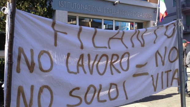 Redazione di Operai Contro,. L’ennesima promessa del presidente Antonio Filograna: Mille euro netti a testa entro settembre. Siamo 600 operaio, da otto mesi senza salario né cassa integrazione. Soddisfazione è stata espressa da Salvatore Giannetto e Franco Nastrini, segretari provinciali rispettivamente di Uil e Uiltec. «Questi soldi – commentano – sono il segno tangibile di un impegno da parte dell’azienda, ma si tratta di un accordo “propedeutico” all’incontro di lunedì prossimo, quando i vertici della Regione incontreranno i ministri del lavoro e dello sviluppo economico per individuare soluzioni straordinarie per dare copertura a tutte le mensilità arretrate». I mazzettari sono […]