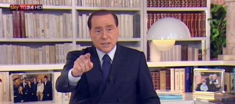 Redazione di Operai Contro, E’ durato 16 minuti il videomessaggio di Silvio Berlusconi. Il leader del Pdl ha parlato del suo futuro dicendo che “decaduto o no” continuerà a esercitare il suo ruolo. Appello agli italiani: “reagite, fate qualcosa di forte”; poi l’attacco alla magistratura: “sono diventati il contropotere dello Stato”. Operai l’italia dei borghesi è nella merda. Lo scontro tra politici e magistrati è sempre più aspro. Un governo Letta che si regge sull’accordo Pd-Pdl I borghesi sono al lumicino Operai organizziamoci Un operaio di Milano