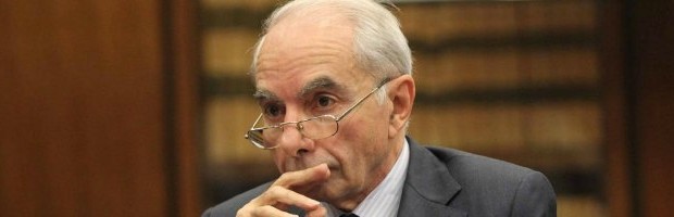 Redazione di Operai Contro, il socio di Craxi nel PSI, il pluripensionato milionario, il tre volte premier, ministro della Repubblica in tre diversi governi (Goria, Prodi, D’Alema), Ora Giuliano Amato, 75 anni, torinese può aggiungere nel suo sconfinato curriculum anche la nomina da parte del presidente della Repubblica Giorgio Napolitano alla poltrona di giudice della corte Costituzionale. Un nuovo prestigioso incarico questo che sarà gradito dal governo delle larghe intese di Letta, ma soprattutto su cui non avrà da ridire Silvio Berlusconi che lo ha sempre ben visto sul Colle. A lungo socialista e braccio destro di Bettino Craxi, sopravvissuto senza conseguenze giudiziarie alla bufera di Tangentopoli, è sempre stato […]