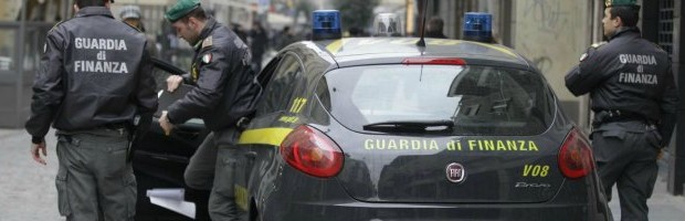 Uno lo picchiava con “crudeltà” e l’altro guardava senza intervenire. Due finanzieri dell’aeroporto diFiumicino sono stati sospesi per due mesi dal servizio per aver picchiato un extracomunitariodetenuto nella camera di sicurezza dello scalo. La vittima, Abdelhak Halilat, originario dell’Algeria, era stata fermata il 21 agosto scorso mentre stava cercando di accedere all’aeroporto passando attraverso l’ingresso della zona sbarco. Alle 21 dello stesso giorno i militari sono entrati nella stanza con la scusa di dover fare un controllo. Per poi malmenare l’uomo che avevano arrestato. Gli agenti sono finiti sul registro degli indagati della Procura di Civitavecchia con le accuse di abuso di autorità e lesioni personali. Ad inchiodarli è stato un video ripreso dalle telecamere installate […]