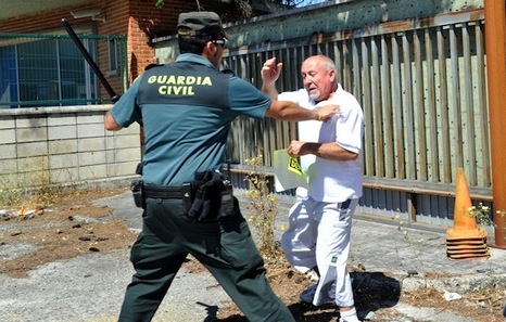 Ieri gli operai della fabbrica multinazionale Iconesa di Bedia , nei Paesi Baschi, si sono scontrati con la polizia autonoma , che cercava di far entrare camion dentra la fabrica, per prelevare  il prodotto costruito dagli operai  portarlo fuori dalla fabbrica. La fabbrica di Bedia, costruisec trasformartori elettrici. All’arrivo della polizia , i 53 operai della fabbrica si sono schierti per non far entrare i camion. Sette operai sono stati identificati dalla polizia e probabilmente saranno imputati di violare la legge di Seguridad Ciudadana e di impedire di far uscire dalla fabbrica il materiale all’interno. la direzione della fabbrica ha intenzione di […]