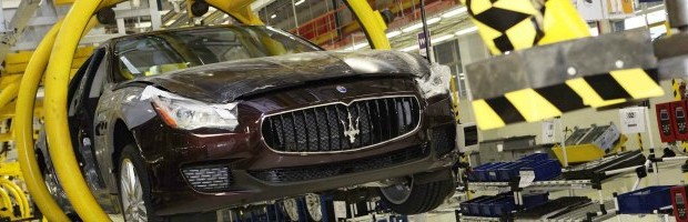 Redazione di Operai Contro, la Maserati di Modena va verso la chiusura e 600 operai verso il licenziamento. Marchionne si diverte. Se, infatti, i nuovi Suv Maserati non saranno più prodotti a Detroit, come nel 2012 l’amministratore delegato del colosso automobilistico italiano aveva annunciato, non saranno costruiti nemmeno nella città dove quel tridente è nato ed è diventato famoso. La nuova linea, che uscirà nel 2015, sarà prodotta a Torino, a Mirafiori. E’ una presa per il culo a Mirafiori 5000 operai sono in cassa Sindacalisti e politici di Modena e Torino si affrontano chi ci rimetterà sono gli operai di Modena […]