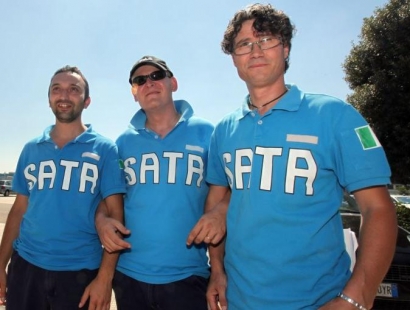 Redazione di Operai contro, I tre operai di Melfi (Potenza) della Fiat licenziati nel 2010 e reintegrati definitivamente dalla Corte di Cassazione a luglio scorso dovranno presentarsi in fabbrica domattina. Fra loro vi è anche il senatore Giovanni Barozzino, eletto nel febbraio scorso nelle liste di Sel e componente della Commissione Lavoro. Oltre a Barozzino, arriveranno alle ore 8 allo stabilimento anche Antonio Lamorte e Marco Pignatelli. Saranno accolti da un presidio della Fiom di Basilicata, allestito per rievocare la vicenda e sottolineare il valore dello sforzo sostenuto per contrastare la tesi della Fiat, che licenziò i tre ritenendoli […]