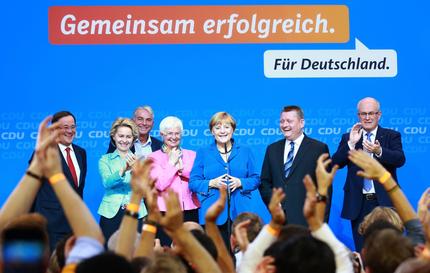Redazione di operai contro, i leccaculo della stampa scrivono: Vittoria storica per Angela Merkel che, secondo nuove proiezioni della seconda rete pubblica Zdf, conquista la maggioranza assoluta in seggi al Bundestag: 304 su 606 totali, secondo calcoli della tv con Cdu-Csu al 42,5% (+8,7% sul 2009). I leccaculo hanno dimenticato di aggiungere che il 42,5 % e la percentuale sul 60% dei votanti. In ogni caso anche in Germania i partiti borghesi devono accordarsi per governare Un lettore