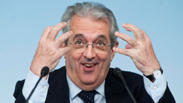 Redazione di Operai Contro, i così detti economisti che leccano il culo ai padroni affermano: la recessione è finita . Lo afferma il Centro studi di Confindustria (Csc), che nelle previsioni colloca l’interruzione della caduta del Pil nel terzo trimestre di quest’anno e il ritorno a variazioni positive nel quarto (+0,3%). L’economia italiana è arrivata “al punto di svolta”, anche se la ripresa sarà “lenta”. In ogni caso il giornale della Confindustria avverte: L’uscita dell’Italia dalla recessione ”sarà lenta”.  ”sulla strada della ripresa persistono infatti rischi, interni e internazionali, e ostacoli. Cruciale – aggiunge – è la stabilità politica”. […]