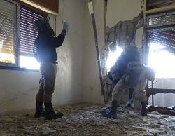  Crisi siriana, settembre 2013 – Mentre il regime di Bachar el-Assad nega ogni responsabilità per i lanci di razzi al gas sarin che hanno ucciso quasi 1400 Siriani nel sobborgo della Ghuta il 21 agosto, a Damasco circola la notizia che la nuova “prova” sull’innocenza di Assad fornita dalla Russia riguarderebbe le date di esportazione degli obici utilizzati nell’attacco e – cosa ancora più importante – la lista dei paesi cui sono stati venduti (nella foto, ispettori ONU al lavoro a Damasco) The Independent, 22 settembre 2013 (trad. ossin) I missili usati nell’attacco chimico del 21 agosto non sono maistati venduti […]