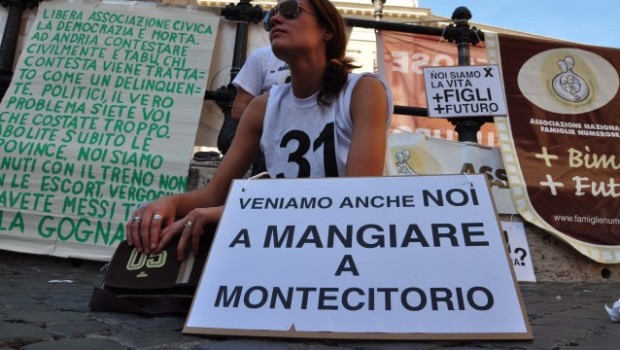 Caro Direttore, dal Corriere leggo “La melina dei partiti per non perdere i finanziamenti pubblici”. Vi ricordate il solenne impegno del governo Letta di abolire il finanziamento pubblico ai partiti? Bene, siamo ancora al punto di partenza, tanto che è lo stesso Corriere ad ammettere che: “dopo tre mesi si riparte da zero”. Caro Direttore altro che melina! Qui ci stanno prendendo per il culo alla grande ed in modo palese. E ovviamente, non solo per quanto riguarda il finanziamento pubblico ai partiti!!! Mi chiedo come fa tanta gente a sopportare ancora, non scendere in piazza, e il colmo, […]