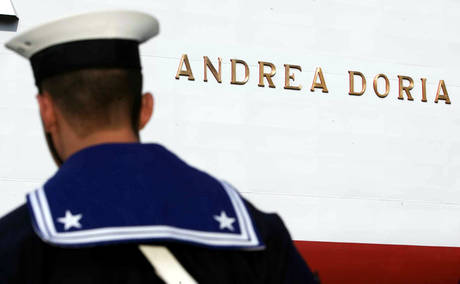 Redazione di Operai Contro, i soldati italiani che sono dislocati all’estero sono tanti. Difendono gli interessi dei padroni italiani. Due navi militari, il cacciatorpediniere Andrea Doria e la fregata Maestrale, sono salpate nelle ore scorse da Taranto per dirigersi al largo delle coste libanesi: scopo della missione, secondo quanto si è appreso, quello di tutelare le truppe italiane della forza Unifil in caso di conflitto siriano. Il macellaio Letta con il macellaio Obama contro il macellaio Assad C’è un unico modo di essere contro i padroni italiani, è quello di essere contro il macellaio Letta Un operaio  