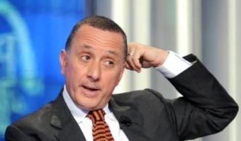 Caro Operai Contro per i cantori del democraticismo borghese, anche i surrogati diventano bandiere, vittorie della democrazia, “La rivincita del Parlamento”, come titola A. Polito dal Corriere. Di cosa si tratta? Il cantico del nostro spacciatore di surrogati, è ispirato dal fatto che, sia Obama per l’America, sia Cameron per Inghilterra, abbiano rinviato ai rispettivi parlamenti la decisione di intervenire militarmente in Siria. Stupito commenta A. Polito: “Nè Cameron, né Obama vi erano obbligati”, quindi aggiunge, “ci troviamo di fronte a una svolta” Il rinvio della decisione di Cameron e Obama ai rispettivi parlamenti, ha l’unico scopo di prendere […]