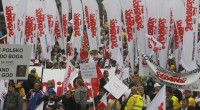 Redazione di Operai Contro, la crisi in Europa avanza. Almeno 120mila operai hanno partecipato oggi a Varsavia alla manifestazione indetta dai sindacati (Solidarnosc e gli altri) contro la politica di austerità e di dure riforme seguita dal governo liberal ed europeista del premier Donald Tusk . “Questo non è che l’inizio, o il governo cede o lanceremo proteste e scioperi in tutto il paese”, E’ stata una delle più grandi manifestazioni di protesta dopo la rivoluzione dell’89, forse la più grande. “E’ l’ultimo avvertimento per Tusk, o cede o andiamo ad agitazioni sempre più vaste”, ha insistito Jan Guz, […]