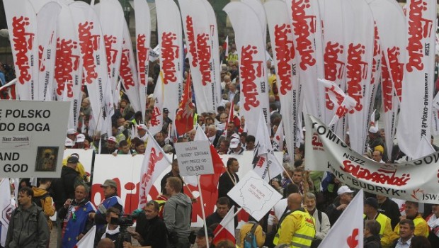 Redazione di Operai Contro, la crisi in Europa avanza. Almeno 120mila operai hanno partecipato oggi a Varsavia alla manifestazione indetta dai sindacati (Solidarnosc e gli altri) contro la politica di austerità e di dure riforme seguita dal governo liberal ed europeista del premier Donald Tusk . “Questo non è che l’inizio, o il governo cede o lanceremo proteste e scioperi in tutto il paese”, E’ stata una delle più grandi manifestazioni di protesta dopo la rivoluzione dell’89, forse la più grande. “E’ l’ultimo avvertimento per Tusk, o cede o andiamo ad agitazioni sempre più vaste”, ha insistito Jan Guz, […]