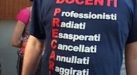 Cara redazione, sono un’insegnante precario, di quelli in coda nelle graduatorie, nonostante l’abilitazione all’insegnamento ottenuta sborsando soldi per frequentare i corsi abilitanti. Per noi precari non vale il detto evangelico “gli ultimi saranno i primi”, gli ultimi restano gli ultimi e basta! Già perché la condizione di precario è un’eterna rincorsa a non scendere nella  graduatoria, non farsi superare da qualcuno che poi ti può precedere per l’assegnazione di qualche supplenza o incarico. Ed è una rincorsa difficile in quanto, in Sicilia ma nel meridione in genere, dopo la laurea,le prospettive lavorative sono  poche, allora ci si ritrova agronomi, […]