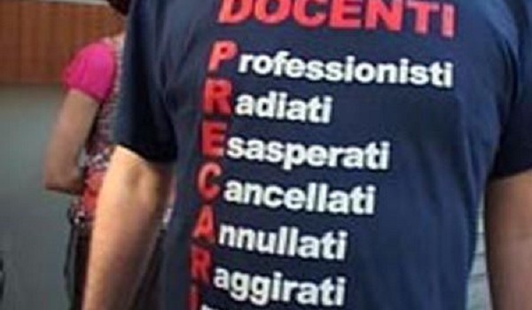 Cara redazione, sono un’insegnante precario, di quelli in coda nelle graduatorie, nonostante l’abilitazione all’insegnamento ottenuta sborsando soldi per frequentare i corsi abilitanti. Per noi precari non vale il detto evangelico “gli ultimi saranno i primi”, gli ultimi restano gli ultimi e basta! Già perché la condizione di precario è un’eterna rincorsa a non scendere nella  graduatoria, non farsi superare da qualcuno che poi ti può precedere per l’assegnazione di qualche supplenza o incarico. Ed è una rincorsa difficile in quanto, in Sicilia ma nel meridione in genere, dopo la laurea,le prospettive lavorative sono  poche, allora ci si ritrova agronomi, […]