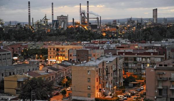 Bruxelles avvia un’azione contro l’Italia per l’Ilva di Taranto. La Commissione “ha accertato” che Roma non garantisce che l’Ilva rispetti le prescrizioni Ue sulle emissioni industriali, con gravi conseguenze per salute e ambiente. Roma è ritenuta “inadempiente” anche sulla norma per la responsabilità ambientale. La direttiva sulla responsabilità ambientale, sancisce infatti il principio “chi inquina paga”. Per questo motivo, su raccomandazione del Commissario per l’ambiente Janez Potocnik la Commissione ha inviato all’Italia una lettera di costituzione in mora, concedendole due mesi per rispondere. Secondo quanto spiegano a Bruxelles, la maggior parte dei problemi deriva dalla “mancata riduzione degli elevati […]