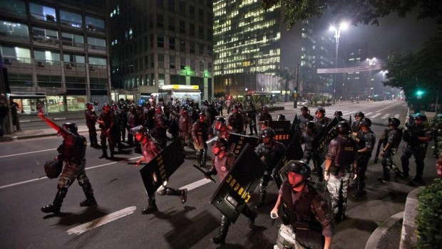 Redazione di Operai Contro, Dopo essere sparito dalle news italiane, probabilmente il Brasile vi tornerà domattina. Oggi, “giorno dell’indipendenza”, il fiasco delle celebrazioni non poteva essere più sonoro. Ci aveva provato ieri, Dilma, nel suo messaggio a reti unificate, a cantare le lodi delle “magnifiche sorti e progressive” del maggior paese latinoamericano, tracciando un quadro trionfale e addirittura levando un peana contro la corruzione, sorvolando sul trascurabile dettaglio che il suo partito e i suoi alleati sono stati inequivocabilmente beccati con le mani nella marmellata. “Cara de pau” (faccia di bronzo), dicono qui. Ma ha fatto un buco nell’acqua. […]