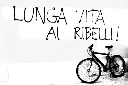 Redazione di Operai Contro, io sono d’accordo con l’operaio che afferma “Viva i ribelli Siriani” io sono d’accordo quando avete scritto “viva i ribelli di Ghaza” io sono d’accordo quando avete scritto “viva i ribelli del Kossovo” Per non farla lunga sono d’accordo con i popoli che si ribellano Io sono d’accordo che bisogna essere contro i macellai italiani, contro il macellaio Obama, contro il macellaio Assad, contro tutti i macellai Chi c’è dietro i ribelli? Tanti tentano di utilizzare la ribellione del popolo siriano Sempre nella storia si verifica questo Non sono molto preparato, ma ho letto che […]