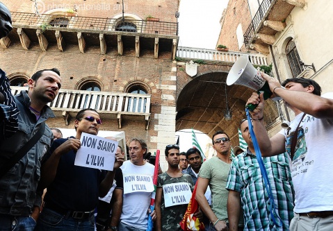 Redazione dfi Operai Contro Il Governo e i sindacalisti cercano  l’ennesima soluzione per salvare i Riva, il gruppo industriale del nord si ritrova con un uomo solo al comando. Nei mesi scorsi, infatti, tutti i membri della famiglia si sono silenziosamente sfilati e così il vecchio Emilio Riva si è ritrovato, all’età di 87 anni, amministratore unico della holding. Tutto questo mentre l’azienda proclama ufficialmente la sua disponibilità al dialogo e in silenzio continua il ricatto bloccando i pagamenti ai fornitori. La chiusura delle aziende del Gruppo e il licenziamento dei 1400 dipendenti Riva è un ricatto agli operai. Nel frattempo il Gruppo Riva continua a tessere la sua […]