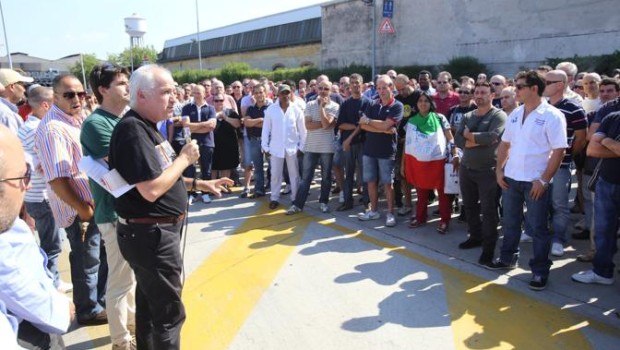 Redazione di Operai Contro, ieri ho visto in televisione la manifestazione che i nostri fratelli della Riva acciai di Verona hanno fatto contro l’assassino Riva. Un cartello mi ha colpito. “Non siamo l’ILVA” Cosa voleva dire? Una critica alla pazienza che hanno avuto in questi anni gli operai dell’ILVA di Taranto a lavorare con la morte sulle spalle mentre politici e sindacalisti prendevano le mazzette da Riva? Se è così hanno ragione Siamo 17000 un esercito se ci muoviamo uniti possiamo spazzare via padroni, politici e sindacalisti Un Operaio dell’ILVA di Taranto