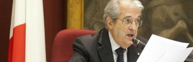 Redazione di Operai contro, la ripresa è dietro l’angolo è un’enorme balla. I partiti di governo fanno quello che riesce loro meglio: promettono di spendere soldi che non hanno. Dal Quirinale Giorgio Napolitano ordina la sopravvivenza del governo: la politica proceda “senza incertezze e tantomeno rotture, nel compiere le azioni necessarie”. Il Pil nel 2013 scende almeno dell’1,7 per cento. La previsione del governo per il 2014 è +1. Gli interessi passivi che lo Stato pagherà nei prossimi anni sono questi: 83,9 miliardi nel 2013, 86 nel 2014, 88,8 nel 2015, 91,8 nel 2016. E già così sono tantissimi. Ma il dato più inquietante è che queste […]