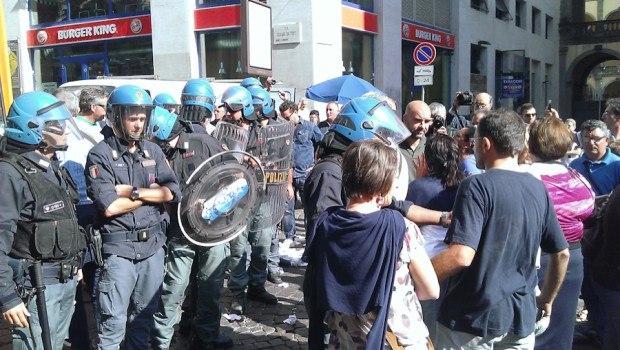 Redazione di Operai Contro, I politici e le autorità tentano di soffocare la protesta, ma essa poi esplode. Il palazzo della Provincia è stato preso d’assalto dagli operatori del consorzio di bacino che hanno bloccato un autobus e barricato la strada con transenne recuperate da un cantiere nei pressi della piazza, forti tensioni. Con bottiglie di alcol alcuni manifestanti si sono infilati sotto l’autobus, minacciando di darsi fuoco se non fossero stati ricevuti dal presidente della Provincia Antonio Pentangelo. Le Forze dell’Ordine hanno provato, in un primo momento, a disperdere la folla senza che gli animi dei manifestanti si […]
