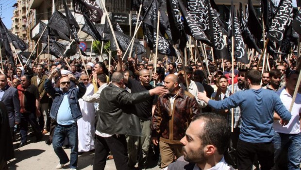 PER IL DIBATTITO Venti di guerra? Non appena soffian venti di guerra, gli antimperialisti si destano, animando campagne tanto roboanti quanto fuorvianti. Nella società capitalistica, la guerra è un’eventualità permanente che non si ferma certo con le chiacchiere. Lo sappiamo. Da un quarto di secolo, viviamo in un clima di «guerra infinita», che non è stato scosso dalle pur vivaci manifestazioni pacifiste, anzi, molti pacifisti si son poi messi la divisa, passando armi e bagagli al fronte interventista (Do you remember Bertinotti & Co.?). Questi frutti marci non turbano gli antimperialisti che proseguono imperterriti per la loro strada, ripetendo […]