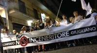Redazione di Operai Contro, la popolazione di Giugliano scende in piazza contro la morte a cui li hanno condannati padroni e governo. Alfano, l’uomo di fiducia del pregiudicato Berlusconi li minaccia. Se non si rassegnano a morire di tumore 400 carabinieri e carri armati. Peggio della Val Susa. Solo un coro di “vergogna, vergogna”, poi la marcia silenziosa ha attraversato il corso Campano da piazza Matteotti, per poi ritornare al punto di partenza da via Roma, dove è stato letto un documento col quale si chiedono la bonifica e la raccolta differenziata. Tra gli applausi l’intervento di padre Patriciello […]