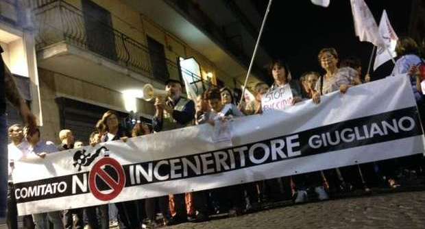 Redazione di Operai Contro, la popolazione di Giugliano scende in piazza contro la morte a cui li hanno condannati padroni e governo. Alfano, l’uomo di fiducia del pregiudicato Berlusconi li minaccia. Se non si rassegnano a morire di tumore 400 carabinieri e carri armati. Peggio della Val Susa. Solo un coro di “vergogna, vergogna”, poi la marcia silenziosa ha attraversato il corso Campano da piazza Matteotti, per poi ritornare al punto di partenza da via Roma, dove è stato letto un documento col quale si chiedono la bonifica e la raccolta differenziata. Tra gli applausi l’intervento di padre Patriciello […]