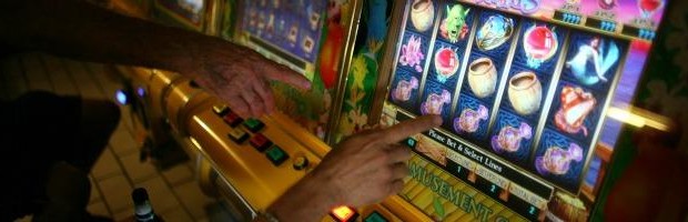 Caro Operai Contro, Letta zio è un fedele lacchè di Berlusconi, Letta nipote è un fedele lacchè dei biscazzieri. Francesco Corallo, dopo 14 mesi di latitanza e una condanna della sua società davanti alla Corte dei Conti, potrebbe lasciare la scena italiana con 200 milioni di euro in tasca. É questo l’epilogo più probabile della partita nella quale si inseriscono il condono per le penali miliardarie previsto dal decreto Imu del governo Letta e le trattative per la cessione della società leader nel settore delleslot machine in Italia. Francesco Corallo è il figlio di Gaetano Corallo, (un amico del boss mafioso Nitto Santapaola, […]