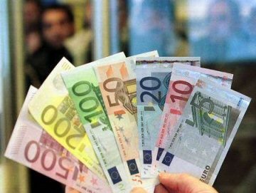 Egregio Direttore I mutui, le bollette e le rate condominiali non pagate sono saliti nel 2012 a 34 miliardi di euro. Di questi il 71% relativi alle famiglie e il 29% alle imprese. Questi mancati pagamenti sono aumentati del 17% rispetto al 2011 e del 48% rispetto al 2010. Nel 2012 gli sfratti per affitti non pagati sono arrivati a 60.244: più 15% rispetto al 2008. I mutui non pagati (almeno di 6 mesi), sono arrivati al 2% contro 1,6% dell’anno prima. Operai, lavoratori e pensionati che non ce la fate a pagare bollette, mutui e rate condominiali: rallegratevi, […]