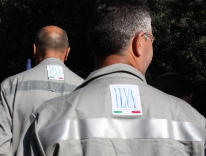 Redazione di Operai contro, Riva per anni ha costretto gli opera dell’ILVA e delle sue acciaierie sparse in tutta Italia a lavorare con la morte sulle spalle e accumulando miliardi di profitti, Politici e sindacalisti venduti erano suoi complici e ricevevano ricche mazzette.blocco. Ora che la situazione all’ILVA di Taranto è arrivata al punto che i 18 mila operai potrebbero ribellarsi, la magistratura tenta di mettere una pezza. L’assassino Riva viene indagato per disastro ambientale e la guardia di finanza sequestra 900 milioni di euro a Riva. Cosa facevano prima i magistrati e la guardia di finanza? Riva è […]