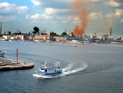 Redazione di Operai Contro, Riva, il padrone assassino, ci condanna a morte con le nostre famiglie Operai, Riva ci condanna e ci rottama quando vuole Ti invio un articolo della Gazzetta del mezzogiorno Una coppia su quattro a Taranto è sterile: i dati sull’aumento dell’infertilità sono l’ultima circostanza che viene addebitata dagli esperti all’inquinamento prodotto nell’area a ridosso dell’Ilva. L’ennesimo allarme sui rischi per la salute collegati all’insediamento siderurgico arriva da un convegno organizzato dagli Ordini dei medici e degli odontoiatri di Taranto e Brindisi nella città dei due mari. Oltre al dato sull’infertilità di coppia, dalla stessa ricerca […]