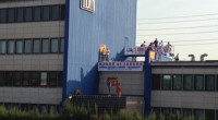 E’ in atto da questa mattina lo sciopero contro il “sistema ILVA” che ammazza, inquina e licenzia i Delegati sindacali che si oppongono e lottano per riconquistare dignità, diritti e lavoro sano e sicuro. Già all’alba decine di lavoratori hanno bloccato le vie di accesso allo Stabilimento per poi trasferirsi presso gli uffici della Direzione, chiusa e blindata sino all’inverosimile In questi minuti molti operai sono saliti ed hanno occupato i tetti della Direzione per manifestare con forza gli abusi e gli atti illegittimi che continuano ad essere perpetuati dentro e fuori la fabbrica. E’ vergognoso che dopo quanto […]