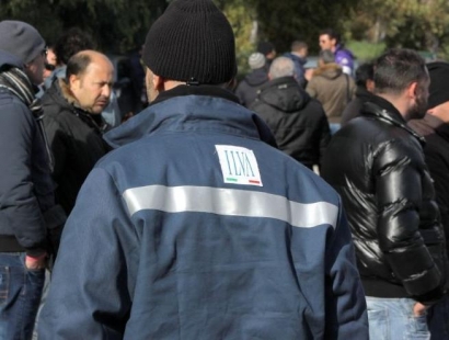 Redazione di Operai Contro, 1400  operai licenziati dall’assassino Riva Il gruppo Riva ha annunciato che da domani metterà in libertà circa 1.500 addetti che operano nelle 13 società riconducibili alla famiglia e oggetto del sequestro di beni e conti correnti per 916 milioni di euro operato dalla Guardia di finanza nell’ambito dell’inchiesta tarantina per disastro ambientale. Riva Acciaio conferma in una nota la cessazione da oggi di tutte le attività dell’azienda, esterne al perimetro gestionale dell’Ilva, e relative a sette stabilimenti in cui sono impiegati circa 1.400 persone. La decisione viene motivata con il sequestro preventivo penale del Gip […]