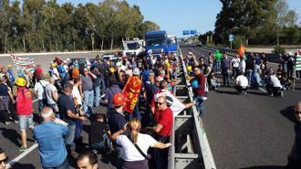 Alcoa, nuovo blitz di trecento operai Occupata la superstrada in ardegna La protesta degli operai dell’Alcoa lungo la Statale 131  Protesta dei caschetti bianchi dopo il presidio di lunedì a Roma. «Se non riaprano la fabbrica dell’alluminio per noi sarà la fine» NICOLA PINNA ABBASANTA (ORISTANO) L’idea è saltata fuori davanti a un caffè all’autogrill. «Dobbiamo farci sentire ancora, tutti devono sapere che non siamo disposti ad abbassare la guardia. Noi continuiamo a lottare finché la fabbrica non sarà riaperta». E così gli operai dell’Alcoa hanno fatto scattare un nuovo blitz: in trecento hanno lasciato la stazione di servizio e […]