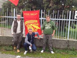 Redazione di Operai Contro, La società Megadyne di Caponago sposta il materiale in Polonia alle prime luci dell’alba e lascia per strada 27 lavoratori. La doccia gelata è arrivata stamattina quando un operaio dell’impresa, che produce pulegge, ha visto uscire dai cancelli due tir con caricato gran parte dei prodotti contenuti in magazzino. Le tute blu con un tamtam di telefonate si sono messe di presidio davanti allo stabilimento che si affaccia sulla autostrada A4. La sede caponaghese è da un anno e mezzo che è in crisi e agli inizi del mese è scaduta la cassa integrazione ordinaria. […]