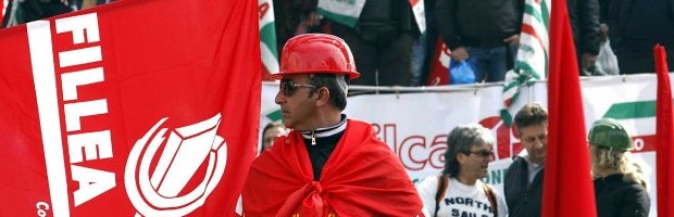 Redazione di Operai Contro, gli operai della cooperativa edile Icea di Castelfranco Emilia, sono in presidioi La manifestazione sarà davanti alla sede della Legacoop a Modena. La scelta non è casuale. La Lega delle Cooperative ha abbandonato i circa 70 operai travolti dal fallimento di Icea e che ora si trovano in forti difficoltà economiche. Per motivi burocratici, infatti, le indennità della cassa integrazione non sono ancora state pagate. “Dopo che la procedura concorsuale ha visto il concordato preventivo trasformarsi in fallimento – spiegano Marco Suffritti della Filca-Cisl e Simone Foresti della Fillea-Cgil – la situazione si è ulteriormente aggravata. Il Ministero non ha ancora autorizzato la cig, impedendo alla Regione di erogare quella […]