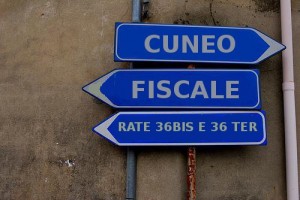 Redazione, Sul rinnovo dei contratti nazionali di lavoro, in primis quello dei metalmeccanici, è calato da settimane il silenzio totale. Compreso quello dei sindacati, nella speranza di potere nicchiare sul fatto che quelle in discussione, per la prima volta nella storia della Repubblica, sono le piattaforme scritte dai padroni. Vedasi Confindustria. La nuova droga nel mercato del lavoro, il Jobs Act di Renzi&Poletti comprensivo di incentivi fiscali (140% di sconto sui nuovi macchinari e mezzi) e decontribuzioni (per le assunzioni con contratto indeterminato nel 2015: 8060€ per 3 anni; nel 2016: 3250€ per 2 anni) ha già finito il suo […]
