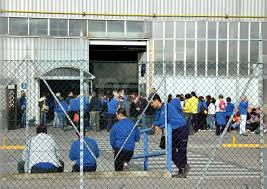 Redazione di Operai Contro, La multinazionale svedese che produce elettrodomestici ha già deciso la chiusura di una fabbrica in Australia e la riduzione degli organici in Europa, Medio Oriente e Africa ROMA -La Electrolux, la multinazionale svedese dell’elettrodomestico, ha annunciato il taglio di 2.000 posti di lavoro, ovvero oltre il 3% della propria forza lavoro complessiva a causa dei risultati deludenti del terzo trimestre, che hanno evidenziato un calo del 29% dell’utile a 75 milioni di euro. Il gruppo ha quindi deciso la chiusura di una fabbrica in Australia che dà lavoro a 500 persone e la riduzione degli organici […]