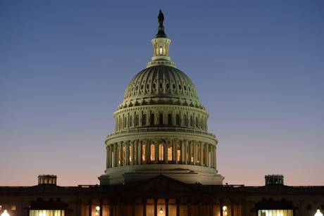 Redazione di Operai Contro, lo scontro tra le bande di gangster non avviene solo in Italia Al solito è sulla pelle della popolazione più miserabile che giocano i gangster Chiude lo Stato federale Usa. Il Congresso non ha trovato un’intesa sul finanziamento della macchina statale, provocando lo ‘shutdown’. E’ un durissimo colpo alla ripresa economica Usa e mondiale. L’ultima ‘chiusura’ risale a 17 anni fa e costò 2 miliardi di dollari. La fine del finanziamento dello Stato federale e’ scattato un minuto dopo la mezzanotte del 1 ottobre ora di Washington, quando in Italia sono appena passate le 6 […]