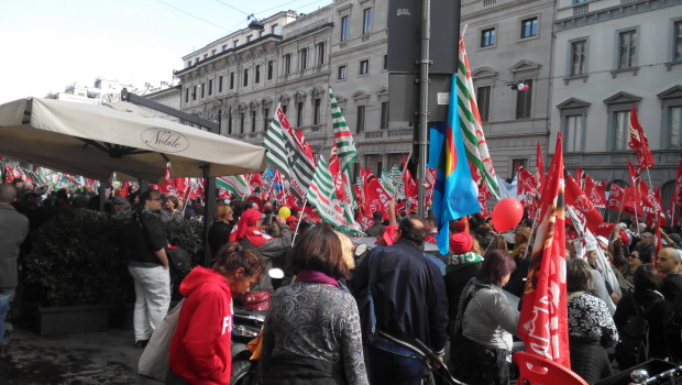 Redazione di Operai Contro, Oggi la maggior parte delle mense sono rimaste chiuse perchè gli addetti del settore hanno aderito in massa allo sciopero indetto dai sindacati di categoria. Erano presenti anche i lavoratori dei fast food e dell’autogrill nonostante le minacce e le pressioni dei soliti direttori. Si sono tenuti cortei, a cui hanno preso parte migliaia di persone, a Milano e Roma terminati sotto le sedi di Confcommercio bersagliate da lanci di uova. Lo sciopero è la risposta ad alcune aziende del settore che hanno lasciato il tavolo delle trattative per il rinnovo del contratto di categoria dopo aver avanziato […]