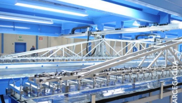 Redazione di Operai Contro, Chiude la Marcegaglia Buildtech, fabbrica di pannelli fotovoltaici del Gruppo dell’ex presidente di Confindustria che a Taranto dà lavoro a 134 lavoratori diretti. Il gruppo Marcegaglia ha annunciato ai sindacati di categoria e alle Rsu di Fim, Fiom  e Uilm la cessazione delle attività, con la conseguente  chiusura e il licenziamento dei dipendenti, dal prossimo 31 dicembre. Marcegaglia Buildtech informa in una nota di aver preso la decisione di cessare la produzione di pannelli coibentati e di pannelli fotovoltaici “a causa della grave crisi che ha irreversibilmente colpito il settore del fotovoltaico in Italia e […]