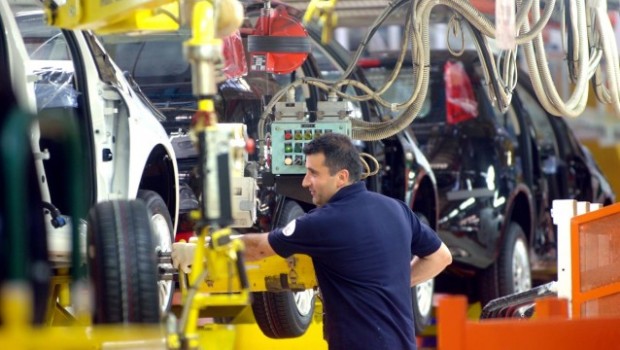 RICEVIAMO E PUBBLICHIAMO PER IL DIBATTITO Anna O’Lory (Blaumachen)   Oggi, in Grecia, mentre lo Stato si disimpegna dalla riproduzione della forza-lavoro sul piano del welfare, sostituendolo con il workfare (sussidi condizionati all’obbligo di lavorare, ndt) e con la gestione poliziesca; mentre i capitali, piccoli e grandi, sono costretti a ritirarsi dagli investimenti e dalla produzione, e ad espellere una gran parte della popolazione dal lavoro contrattualizzato verso il lavoro informale/precario e la disoccupazione, si assiste al riaffiorare di attività autorganizzate ed egualmente a un nuovo interesse verso di esse, in particolare da parte dello Stato. Questa attività di […]