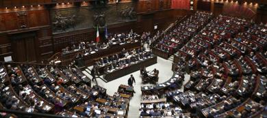 Redazione di Operai Contro, i padroni ci sfruttano in fabbrica e quando non serviamo più ci licenziano. Se arriviamo alla pensione ci aspettano pochi anni di vita in miseria. I padroni vivono tutta la vita nel lusso. I politici anche con i loro 20 mila euro mensili e la pensione dopo 4 anni di ladrocinio. Ma non basta noi operai, lavoratori e pensionati dobbiamo mantenere anche i servi del padrone del parlamento. Il vertice di Montecitorio, il segretario generale, ha stipendio e responsabilità analoghe a quelle dell’amministratore delegato di una grande azienda: entra con uno stipendio di poco superiore ai […]