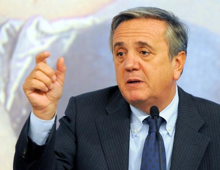 Caro Direttore, Tagliare 250 piccoli ospedali. E’ una delle proposte avanzate da Sacconi, ex ministro del lavoro, perché dice, bisogna “essere più aggressivi sui tagli alla spesa pubblica”. Sacconi invita ad “essere più aggressivi” con gli ammalati, con i senza lavoro cosa vorrà fare? Invece di intervistarlo dovrebbero prenderlo a pedate nel culo. Saluti da un lettore